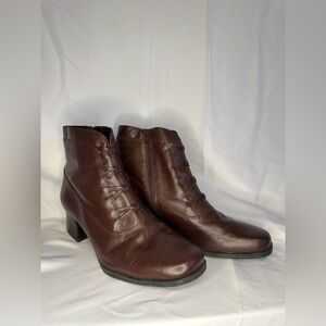 London Fog Brown Leather Ankle Boots Block Heel Zip Booties Women’s Size 9